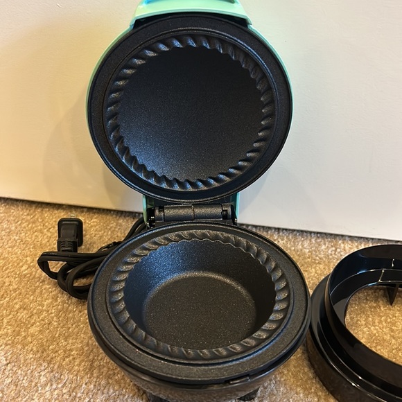 Brand new Dash pie maker - Picture 3 of 4